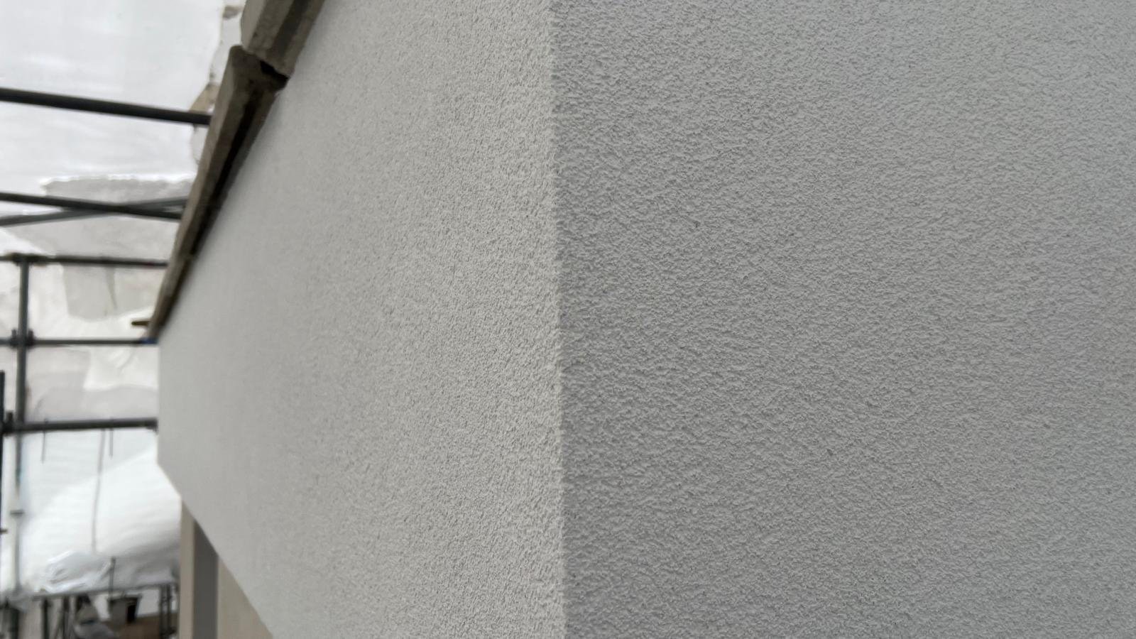 Strak gestucte gevelhoek met steiger, in aanbouw