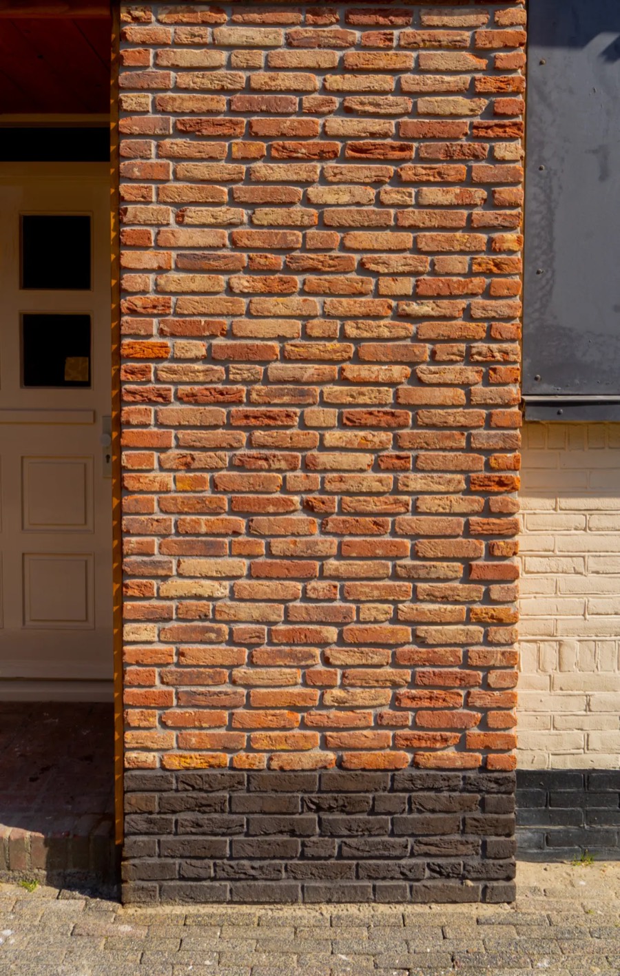 Afgewerkte steenstripsgevel met plint, uitgevoerd door IBS Afbouw