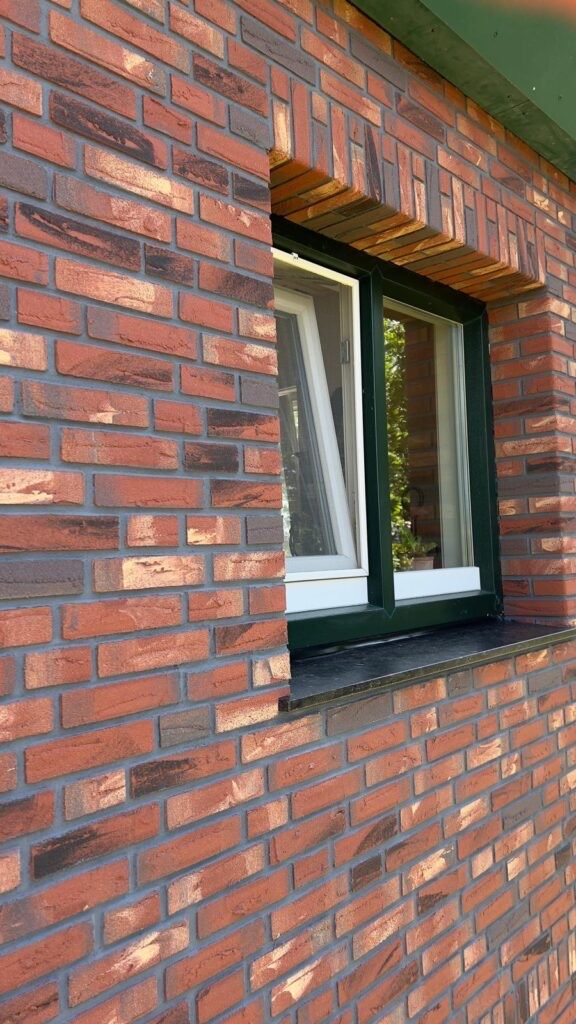 Foto: minerale steenstrips door IBS Afbouw
