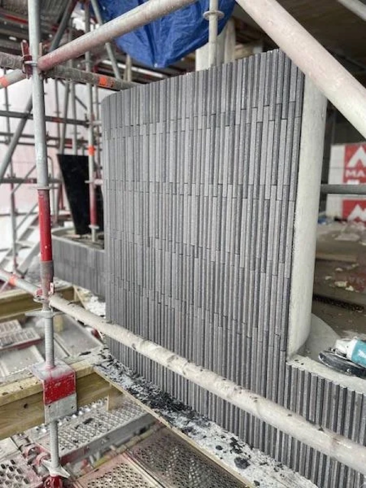 Overzicht van de gevel van De Hoogh Amsterdam tijdens de steenstrips-montage