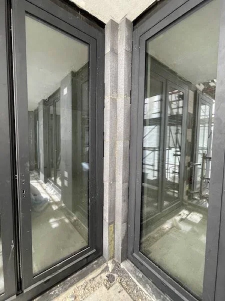 Vakman van IBS Afbouw aan het werk op de bouwplaats De Hoogh Amsterdam