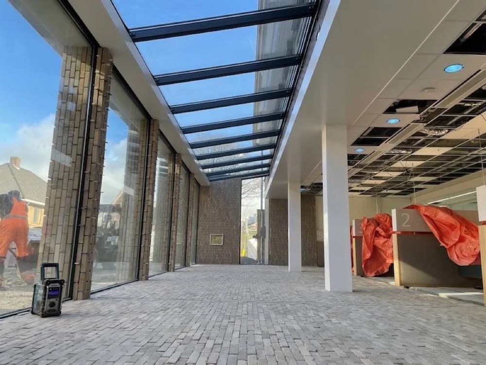 Detailfoto van de steenstrips-voegen bij het gemeentehuis Katwijk