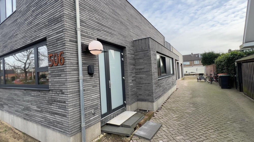 Gevelhoek met minerale steenstrips bij het project Heiloo