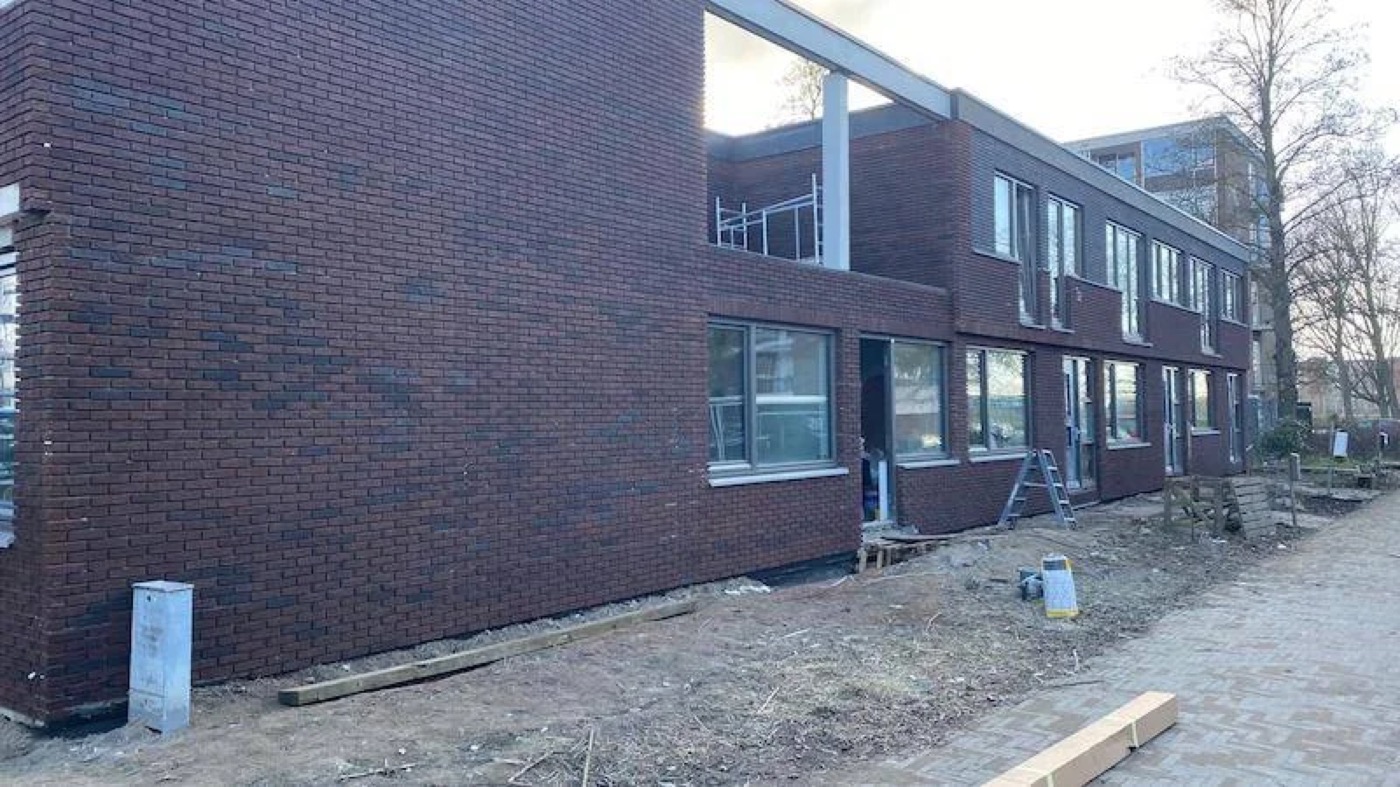 Nieuwbouwwoningen in Utrecht met een steenstrips-gevel in rood-bruin waalformaat