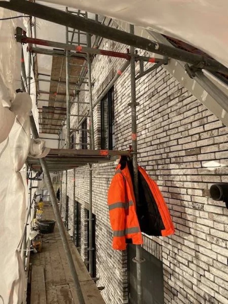 Detail van de steenstrips-montage op beton bij het project in Alkmaar