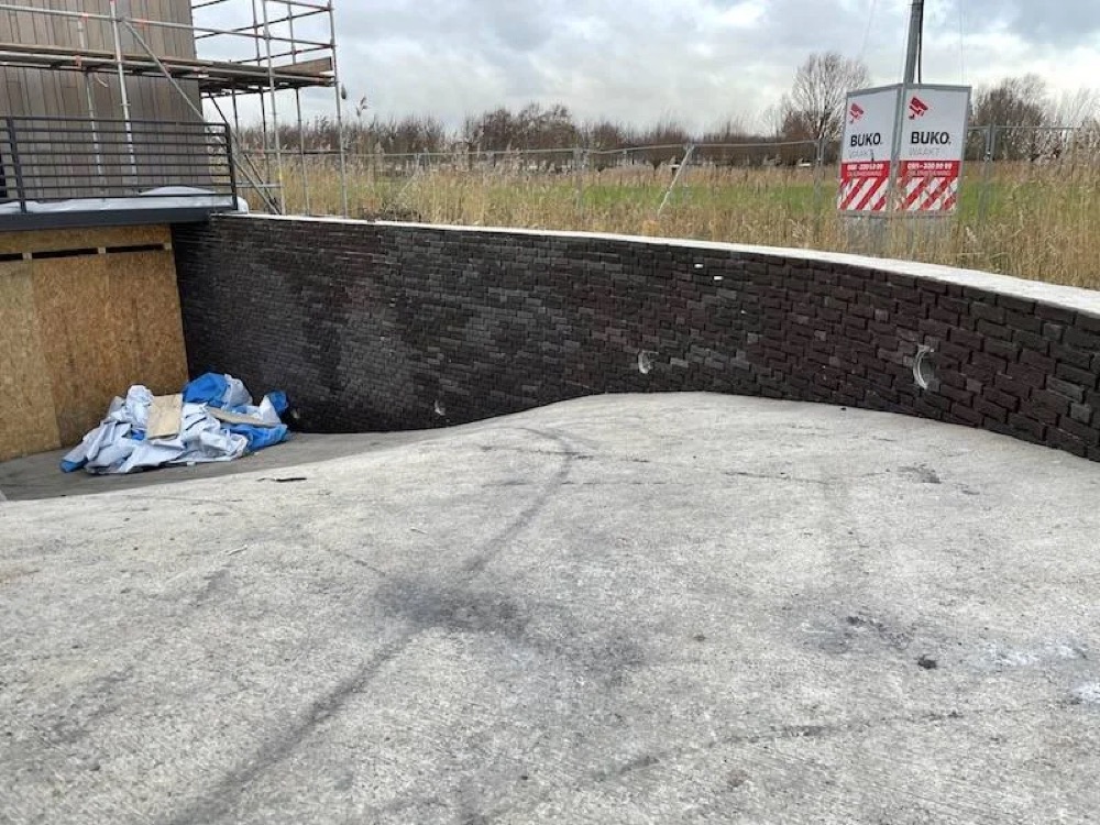 Overzicht van de steenstrips-gevel op beton in Alkmaar tijdens de uitvoering
