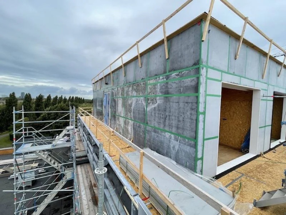 Overzicht van de gevelconstructie met steenstripspanelen bij Van der Valk Hotel Almere