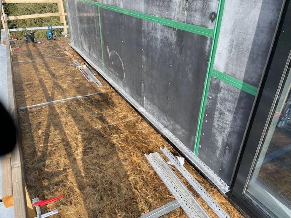 Montage van een steenstripspaneel op de stalen regelwerk-constructie bij Van der Valk Hotel Almere