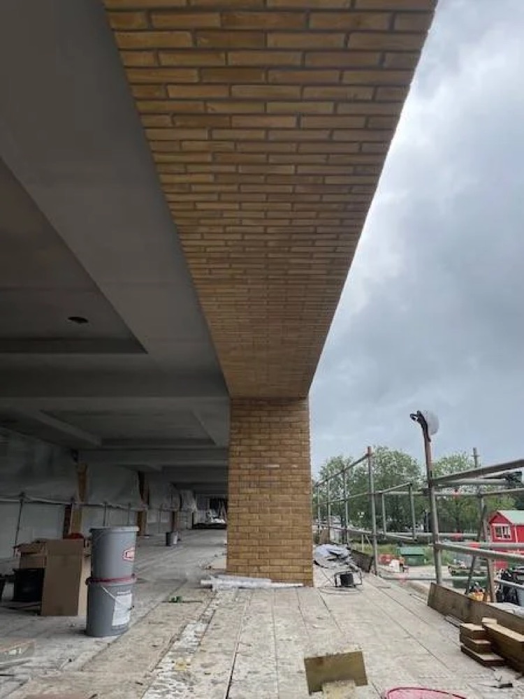 Detail van de steenstrips-plafondafwerking bij winkelcentrum Haarlem