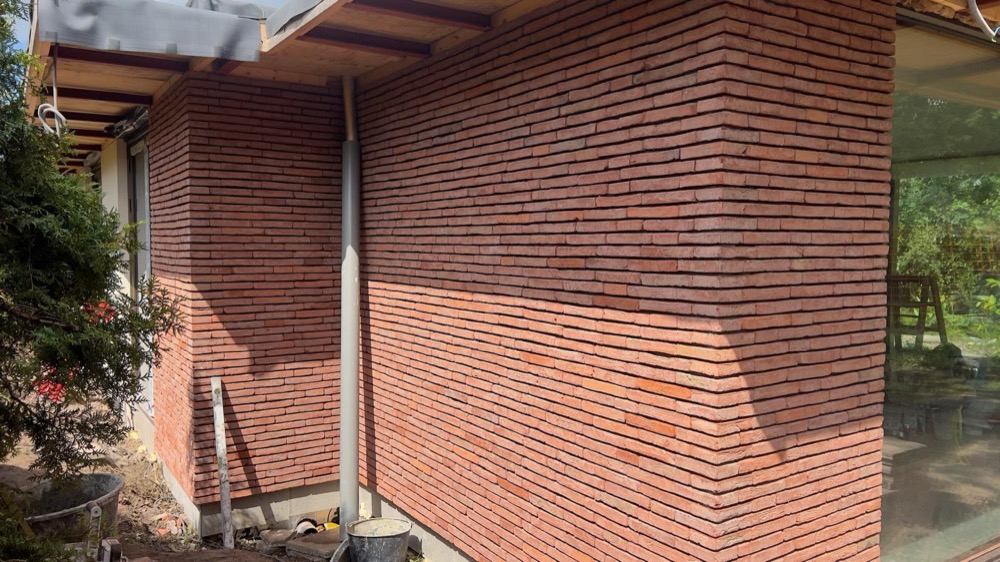 Detailfoto van het legpatroon van de steenstrips bij het woonhuis in Amsterdam-Noord