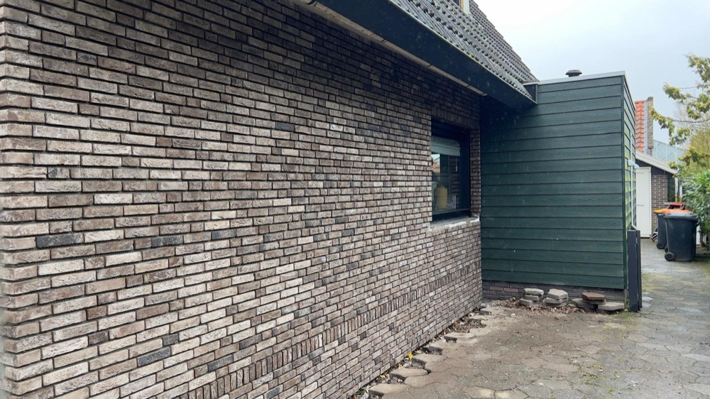 Steenstrips-afwerking in gemêleerde bruintinten bij het woonhuis in Andijk
