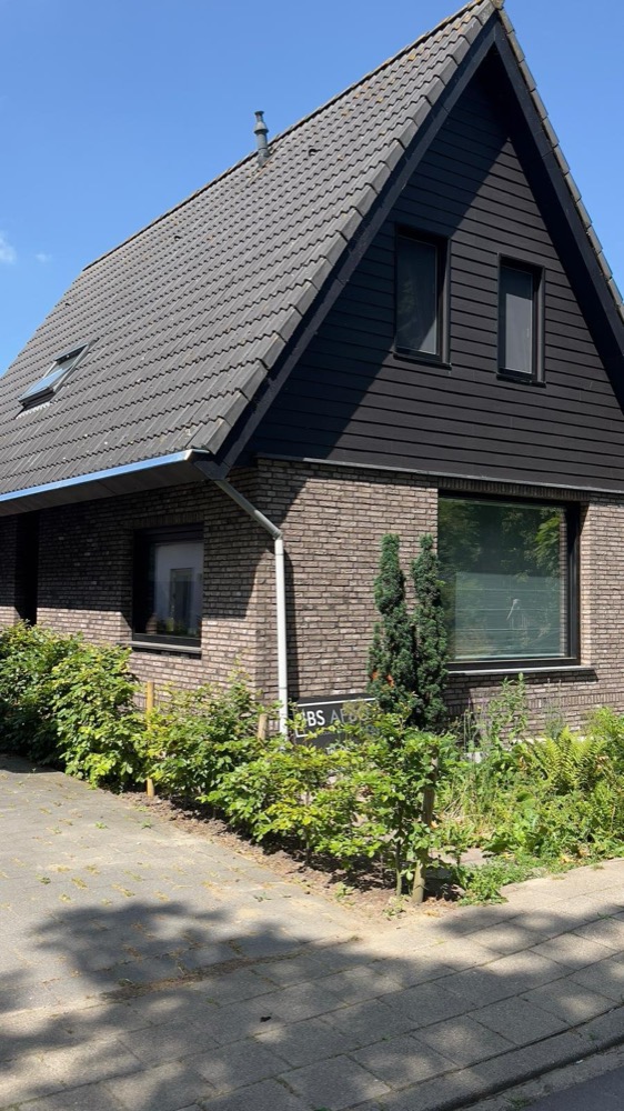 Overzicht van de gevel tijdens de isolatiewerkzaamheden bij het woonhuis in Andijk
