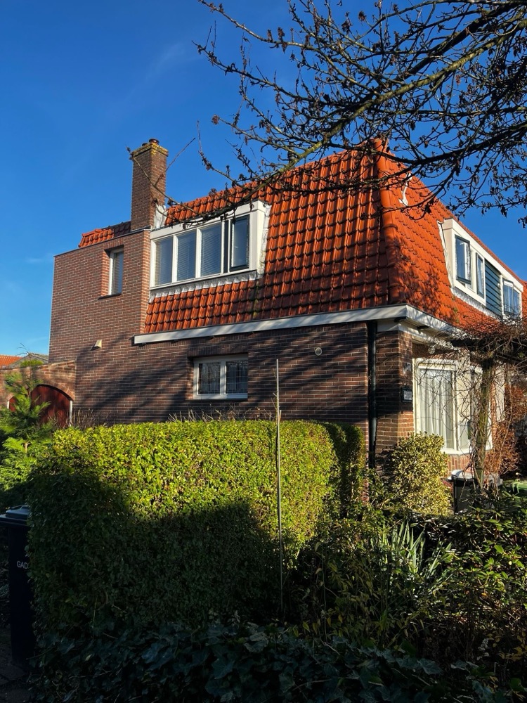 Detail van de hardstenen dorpel onder een raam bij het woonhuis in Bussum