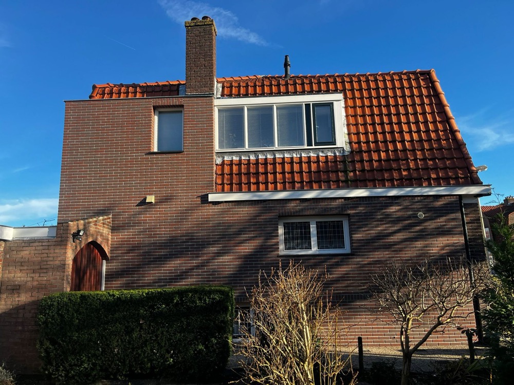 Minerale steenstrips-afwerking op de kopgevel bij het woonhuis in Bussum