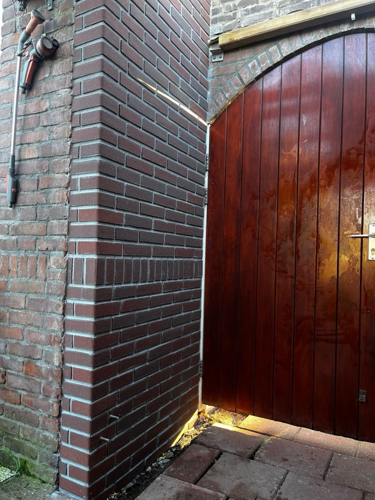 Gevelhoek met minerale steenstrips bij het woonhuis in Bussum