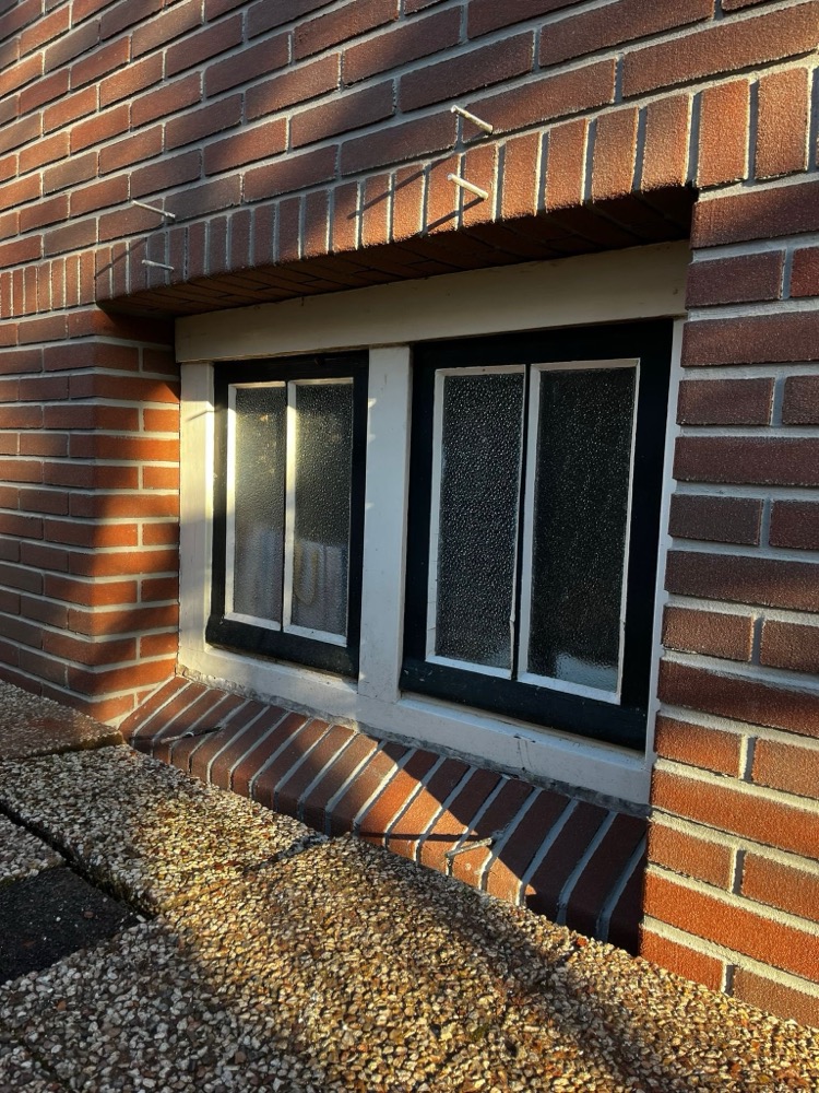 Detailfoto van het legpatroon van de minerale steenstrips bij het woonhuis in Bussum