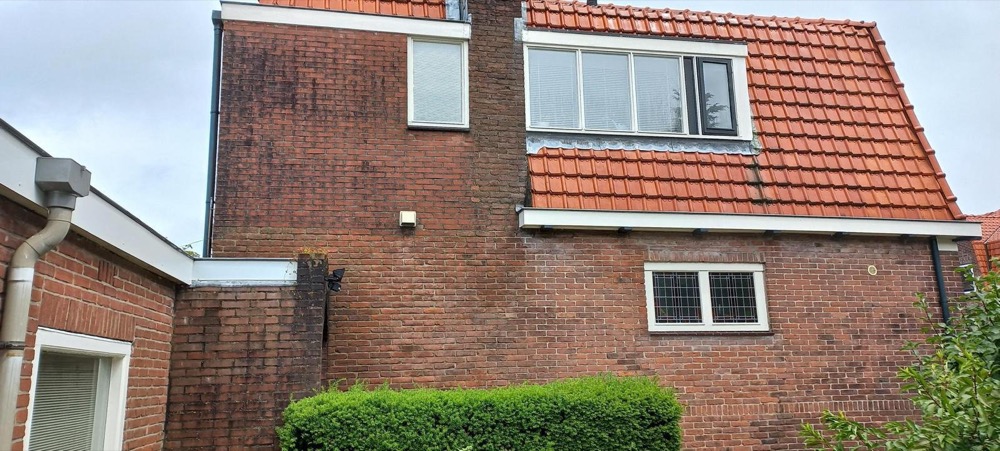 Zijaanzicht van de geïsoleerde en afgewerkte kopgevel bij het woonhuis in Bussum