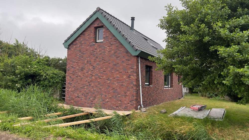Detail van de minerale steenstrips bij het woonhuis in Callantsoog