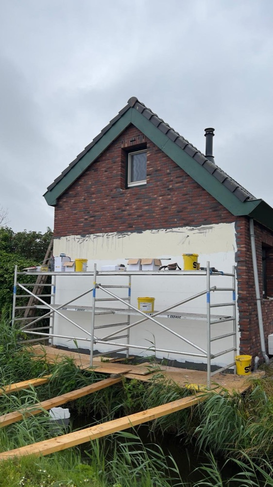 Gevelhoek met minerale steenstrips bij het woonhuis in Callantsoog