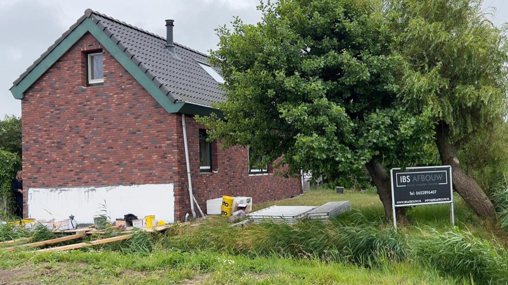 Steenstrips-afwerking rond een kozijn bij het woonhuis in Callantsoog