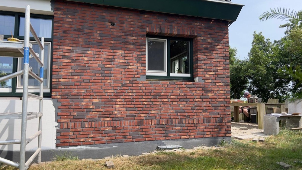 Detailfoto van het legpatroon van de minerale steenstrips bij het woonhuis in Callantsoog