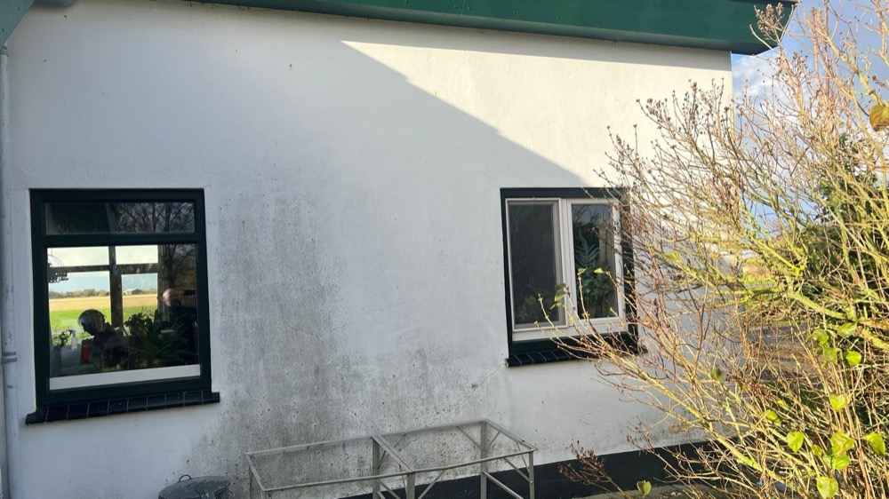 Zijaanzicht van de afgewerkte gevel bij het woonhuis in Callantsoog