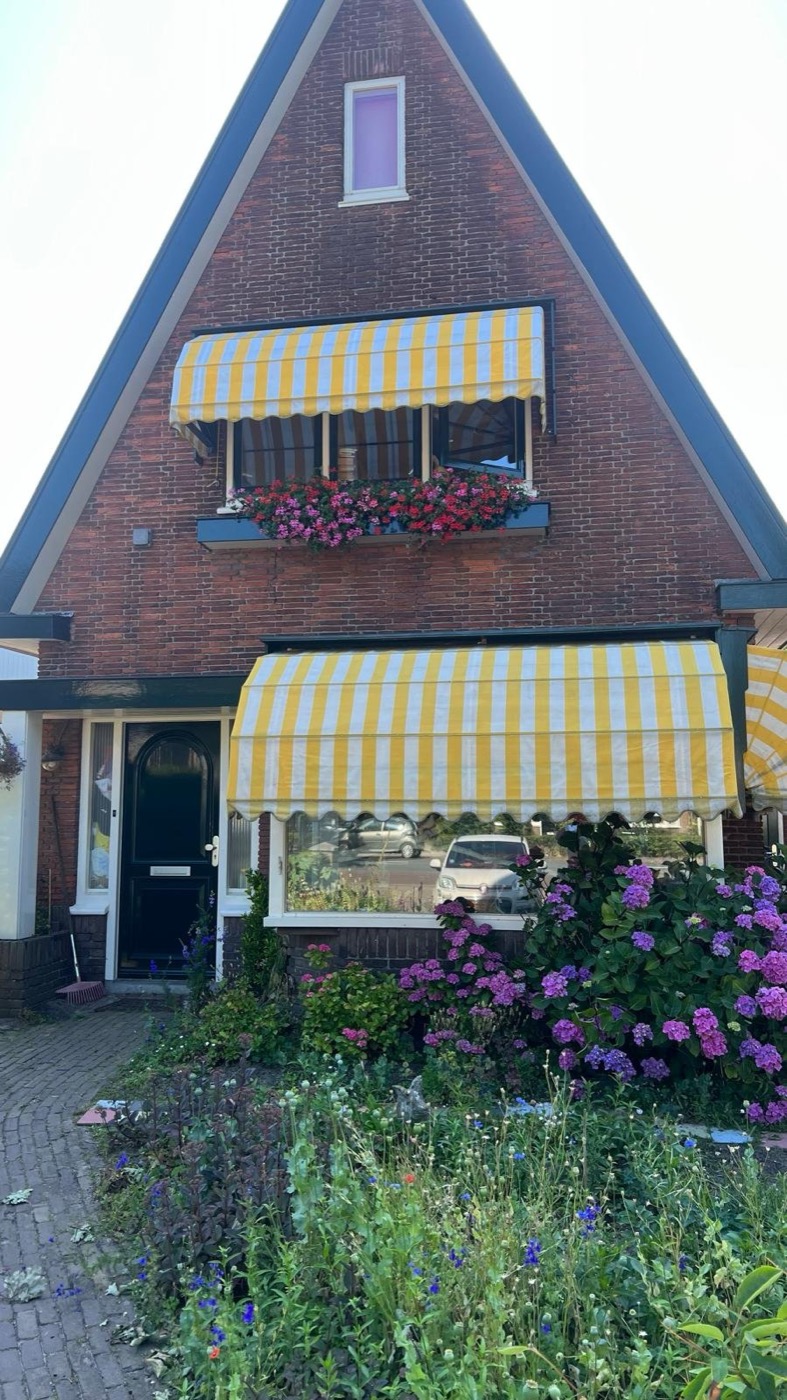 Gerenoveerde gevel met rood-bruine steenstrips bij een woonhuis in Heiloo