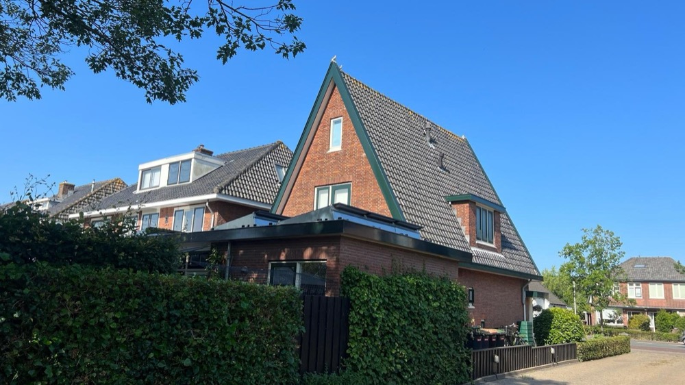 Detail van de steenstrips-gevel bij de renovatie van het woonhuis in Heiloo
