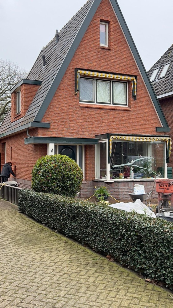 Overzicht van de gerenoveerde gevel bij het woonhuis in Heiloo