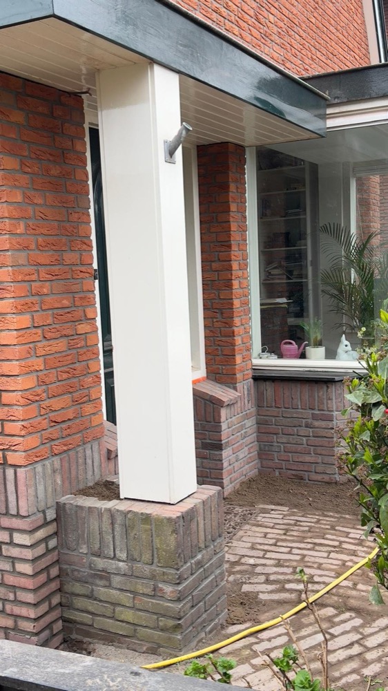Gevelhoek met steenstrips bij het woonhuis in Heiloo