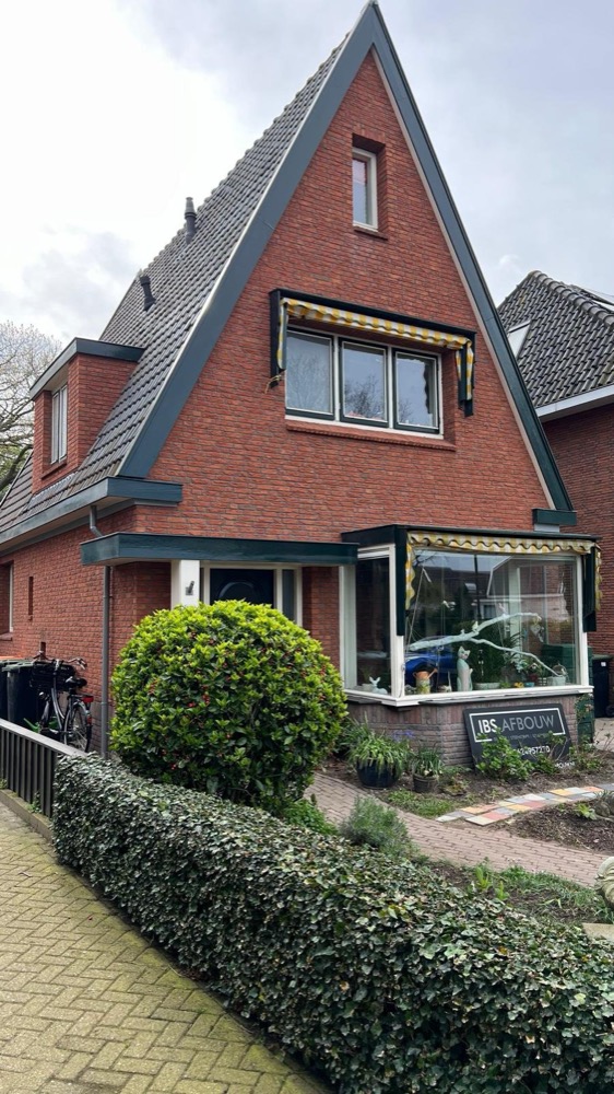 Steenstrips-afwerking rond een kozijn bij het woonhuis in Heiloo