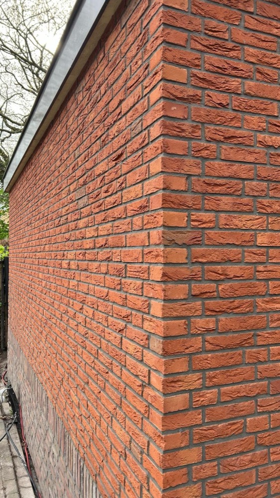 Detailfoto van het legpatroon van de steenstrips bij het woonhuis in Heiloo