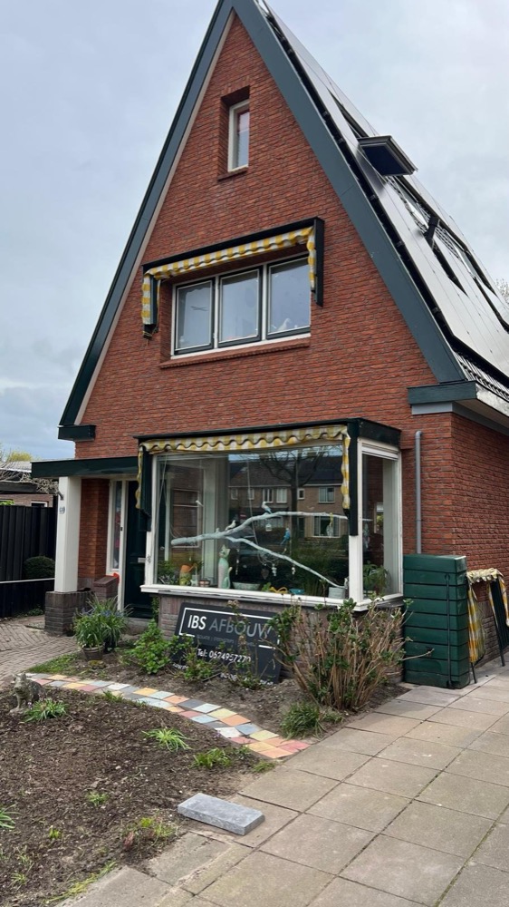 Zijaanzicht van de gerenoveerde gevel bij het woonhuis in Heiloo