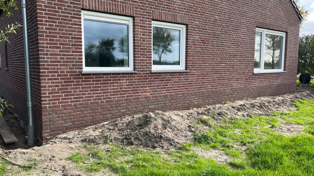 Detail van de minerale steenstrips bij het woonhuis in Langedijk