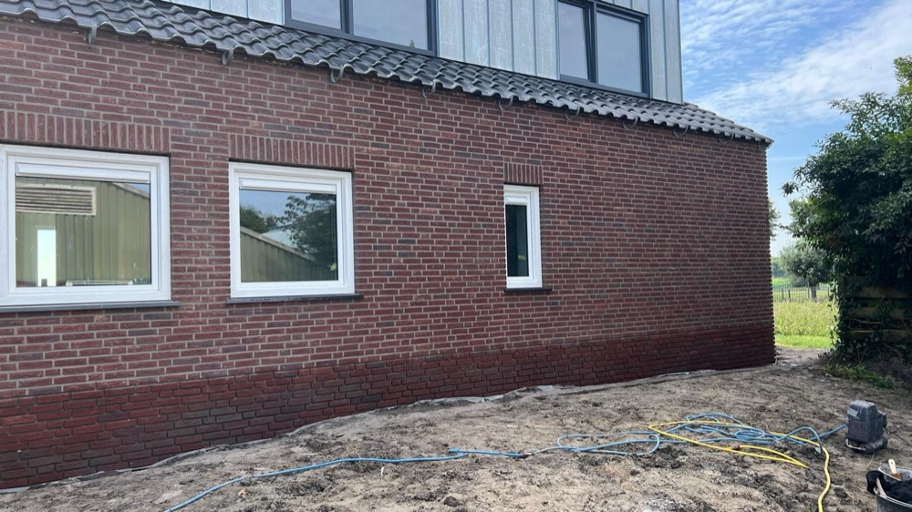 Steenstrips-afwerking bij het dakoverstek van het woonhuis in Langedijk