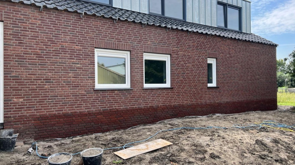 Detailfoto van het legpatroon van de minerale steenstrips bij het woonhuis in Langedijk