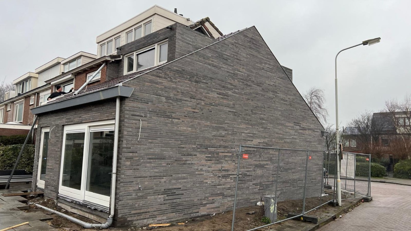 Steenstrips-gevel met kozijnaansluiting bij een woonhuis in Limmen
