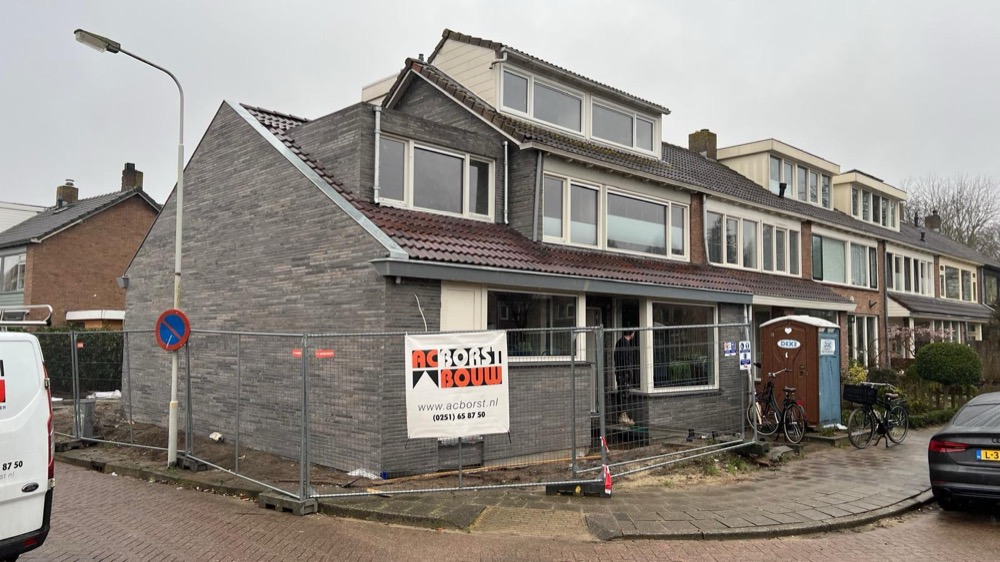 Detail van de steenstrips rond het kozijn bij het woonhuis in Limmen