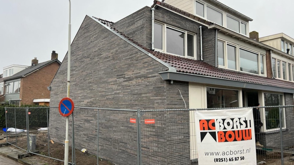 Overzicht van de steenstrips-gevel bij het woonhuis in Limmen